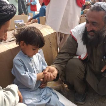 アフガニスタン震災被害地での食糧支援物資配布
