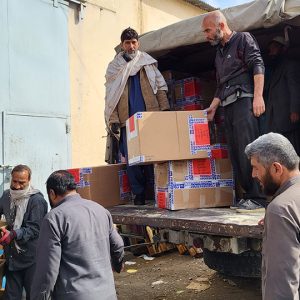 援助物資。アフガニスタン赤新月社の倉庫へ運び入れ。
